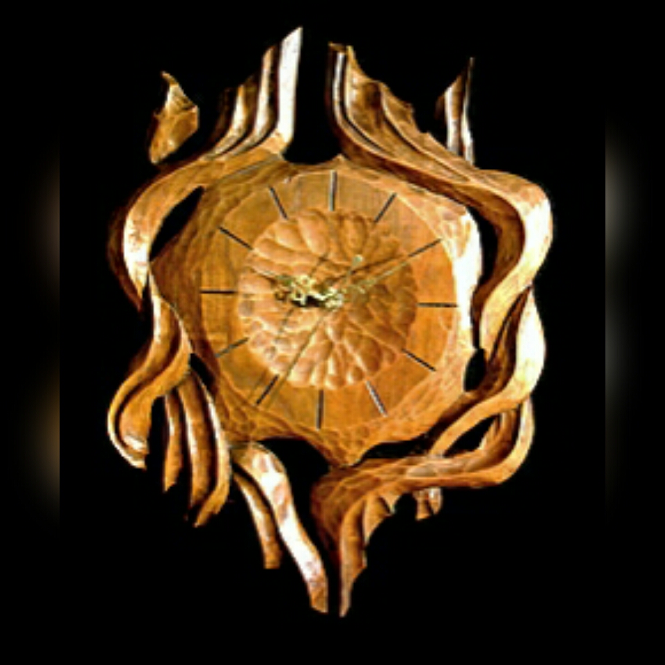 Reloj de pared tallado en madera de lenga